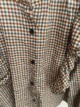 Carregar imagem no visualizador da galeria, Camisa quadradinhos folho ombro verde
