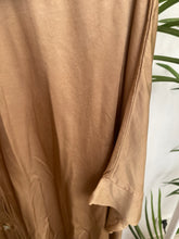 Carregar imagem no visualizador da galeria, Camisa acetinada oversize   Camel
