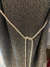 Carregar imagem no visualizador da galeria, Vestido lurex cinza com cinto prata
