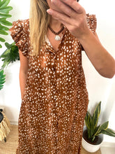 Carregar imagem no visualizador da galeria, Vestido camisa com folho manga estampa bambi tijolo
