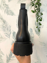 Carregar imagem no visualizador da galeria, Botim elástico pele preto Cubanas
