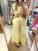 Carregar imagem no visualizador da galeria, Blusa/casaco acetinado flores amarelo
