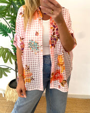Carregar imagem no visualizador da galeria, Camisa vichy flores multicor
