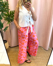 Carregar imagem no visualizador da galeria, Calças pantalonas estampa flores rosa/laranja
