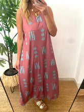 Carregar imagem no visualizador da galeria, Vestido comprido malha fria sardinhas e conchas rosa
