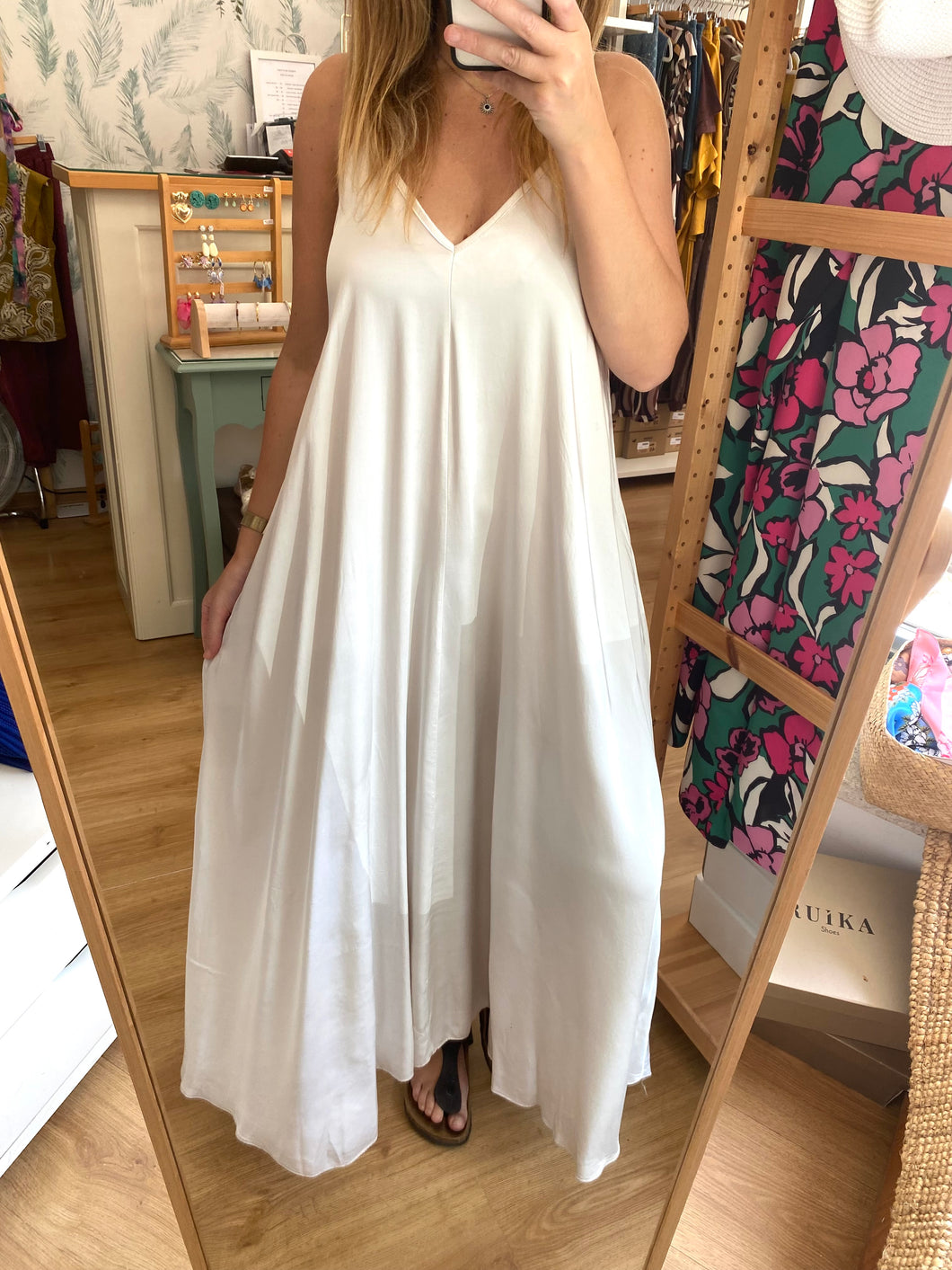 Vestido acetinado alças finas beje