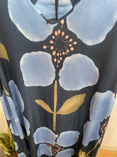 Carregar imagem no visualizador da galeria, Vestido comprido malha fria papoilas azuis
