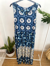 Carregar imagem no visualizador da galeria, Vestido comprido malha fria florzinhas azul
