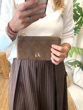 Carregar imagem no visualizador da galeria, Carteira acolchoada castanho Don Algodon
