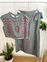 Carregar imagem no visualizador da galeria, Conjunto de blusa e saia verde água
