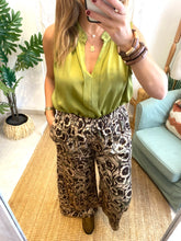 Carregar imagem no visualizador da galeria, Blusa acetinada oversize verde oliva
