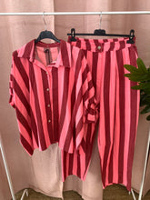 Carregar imagem no visualizador da galeria, Blusa oversize riscas Bordeaux/Rosa
