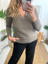 Carregar imagem no visualizador da galeria, Camisola Vinikolina V beje Vila
