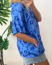 Carregar imagem no visualizador da galeria, Camisa oversize padrão flores azulão
