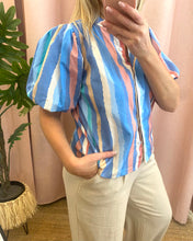 Carregar imagem no visualizador da galeria, Camisa manga balão riscas azul e rosa
