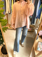Carregar imagem no visualizador da galeria, Camisa oversize bordados rosa
