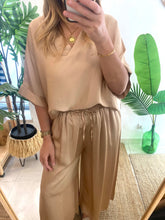 Carregar imagem no visualizador da galeria, Blusa acetinada oversize camel
