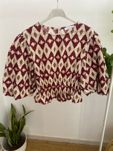 Carregar imagem no visualizador da galeria, Blusa crop manga balão losangos branco
