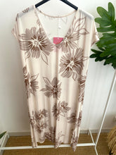 Carregar imagem no visualizador da galeria, Vestido comprido malha fria flores branco
