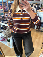 Carregar imagem no visualizador da galeria, Polo de malha risca castanho e laranja
