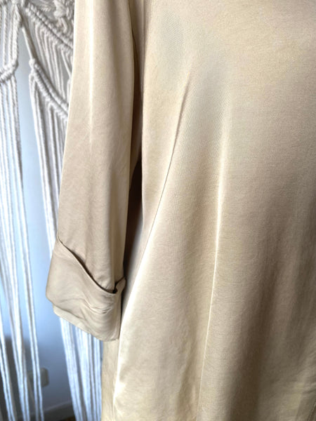 Camisa acetinada meia manga beje