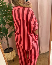 Carregar imagem no visualizador da galeria, Blusa oversize riscas Bordeaux/Rosa
