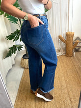 Carregar imagem no visualizador da galeria, Calças ganga wide leg desfiadas
