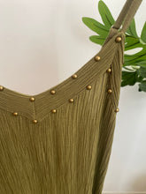 Carregar imagem no visualizador da galeria, Vestido crepe com tachas verde azeitona

