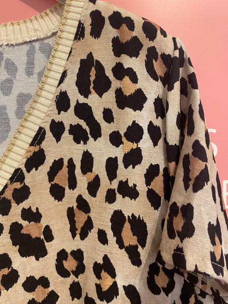Vestido decote v estampa leopardo