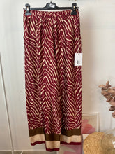 Carregar imagem no visualizador da galeria, Calças estampa zebra bordeaux/castanho
