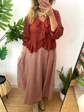 Carregar imagem no visualizador da galeria, Blusa folho crepe telha
