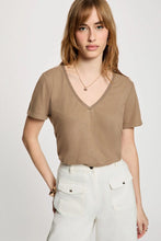 Carregar imagem no visualizador da galeria, T-shirt Morgan decote v beje
