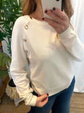 Carregar imagem no visualizador da galeria, Camisola Morgan creme com botões dourados
