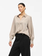 Carregar imagem no visualizador da galeria, Camisa acetinada Viellette beje
