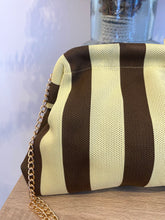 Carregar imagem no visualizador da galeria, Clutch malha riscas castanho e amarelo
