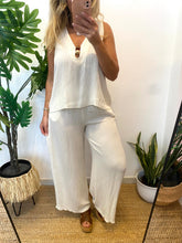 Carregar imagem no visualizador da galeria, Conjunto crepe com pedras branco
