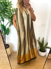 Carregar imagem no visualizador da galeria, Vestido oversize riscas kaki
