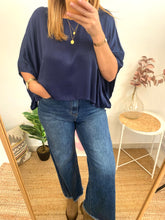 Carregar imagem no visualizador da galeria, Blusa acetinada marinho
