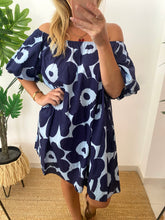 Carregar imagem no visualizador da galeria, Vestido curto manga balão flores grandes azul e castanho

