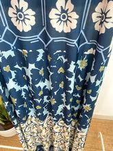 Carregar imagem no visualizador da galeria, Vestido comprido malha fria florzinhas azul
