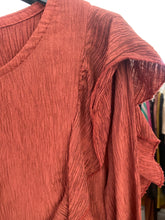 Carregar imagem no visualizador da galeria, Blusa folho ombro crepe tijolo
