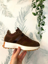 Carregar imagem no visualizador da galeria, Ténis castanhos Ruika
