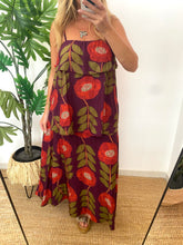 Carregar imagem no visualizador da galeria, Vestido papoilas com folhos largos vermelho
