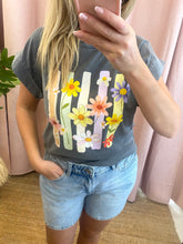 Carregar imagem no visualizador da galeria, T-shirt cinza flores
