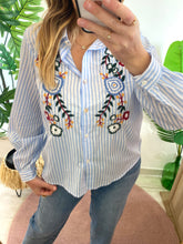 Carregar imagem no visualizador da galeria, Camisa riscas azuis flores bordadas
