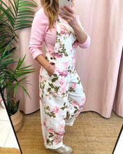 Carregar imagem no visualizador da galeria, Jardineiras estampa flores Lumina
