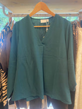 Carregar imagem no visualizador da galeria, Blusa vijosa v neck verde Vila
