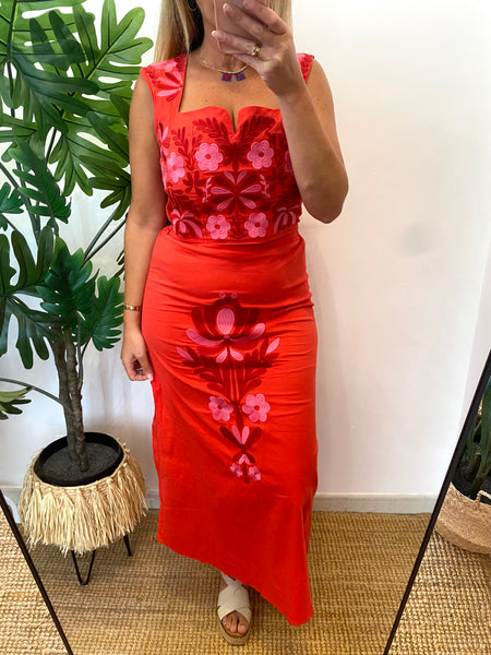 Conjunto top e saia bordado flores vermelho