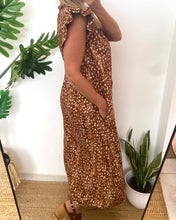 Carregar imagem no visualizador da galeria, Vestido camisa com folho manga estampa bambi tijolo
