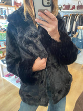 Carregar imagem no visualizador da galeria, Casaco de pêlo cintado preto
